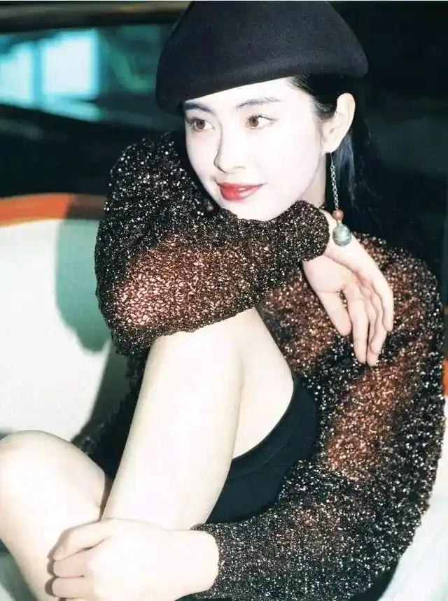 54岁王祖贤国外生活惬意独自公园遛狗长发飘飘气质依旧