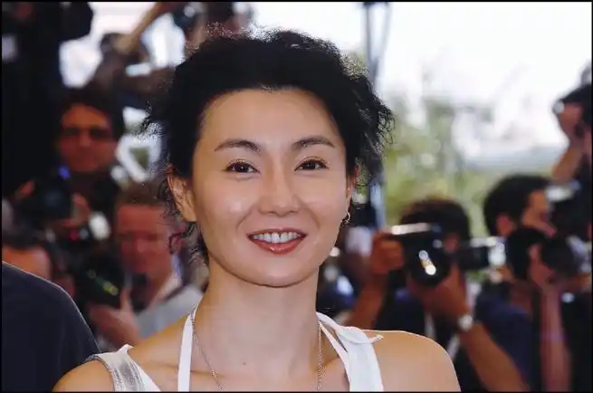 年穿小背心和低腰牛仔裤出席戛纳电影节 photocall 的风格偶像张曼玉