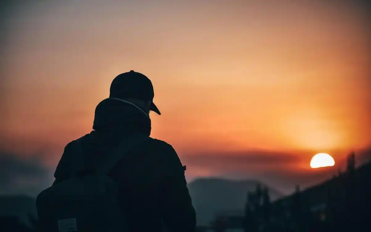 心理测试:4个男生的背影比较孤独?测出你的人生转折点在哪里?