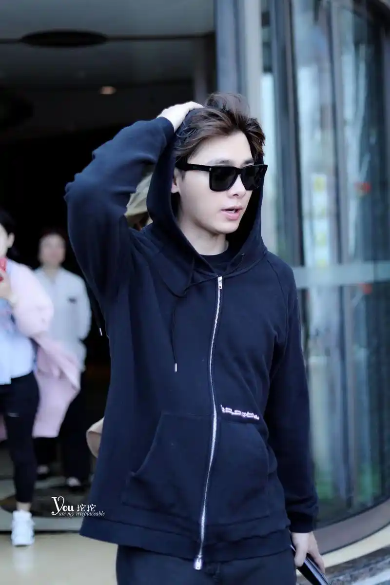 那年今日|李易峰上班饭拍来袭 全黑运动装尽显少年气