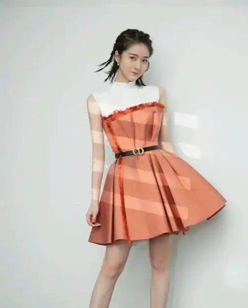 22岁张雪迎穿亮片吊带裙优雅又时尚美丽笑起来可真迷人