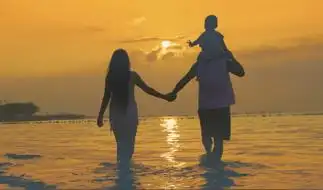 一家三口海边散步温馨家庭三口之家夕阳背影视频素材