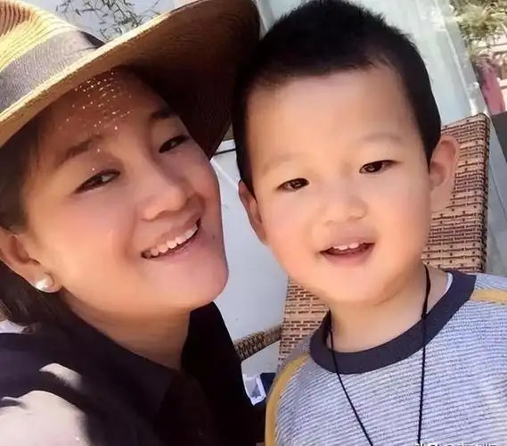 歌手降央卓玛:疯狂倒追帅气丈夫,婚后生3胎,如今怎么样了