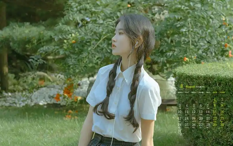 2020年8月清纯麻花辫美女高清日历壁纸