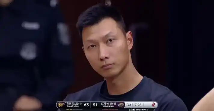 广东将分差拉开到两位数场边观战的易建联表情依然十分严肃