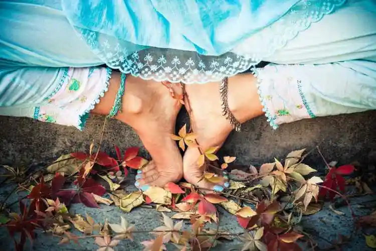 赤脚女子在户外的瑜伽姿势