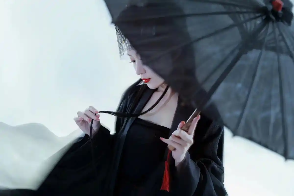 身着黑衣的美人,在独特光影的塑造下,似梦似幻,既像山水间舞动 - 抖音