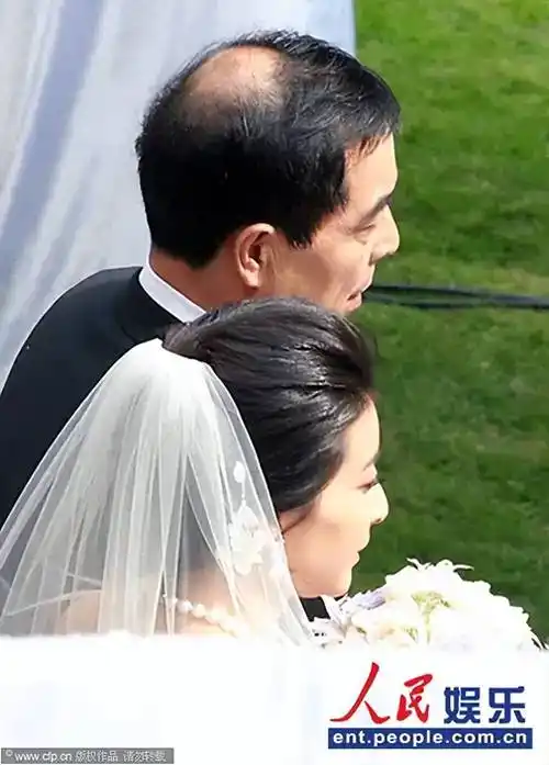 2012年郭晶晶大婚,亲生父母坐不上主桌,背后原因令人泪目_霍启刚_霍家