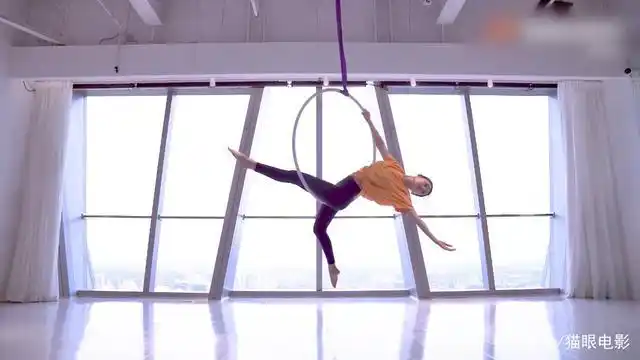 31岁李沁练空中瑜伽好美!丝带上劈叉身姿婀娜,新剧搭档任嘉伦