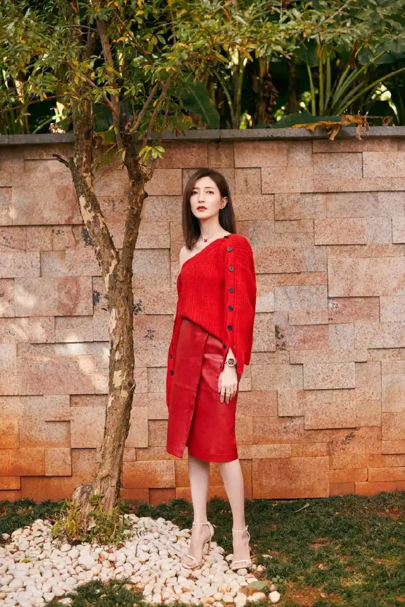 江疏影的一字带高跟鞋造型合集,如同一场视觉盛宴,展现出她无与伦比的