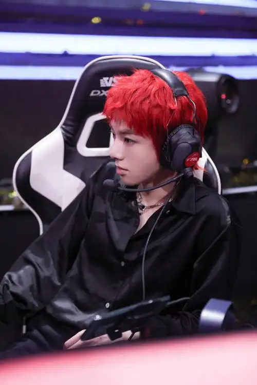 华晨宇和平精英明星双排表演赛现场花絮花瓣镂空装与红发呼应