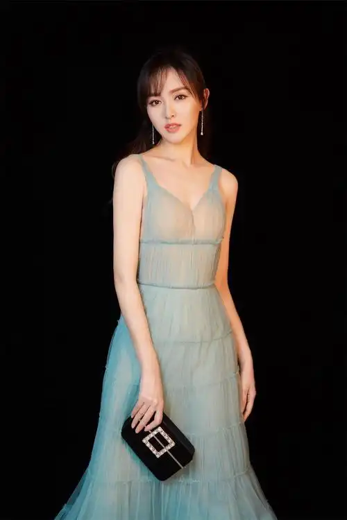 唐嫣"不正经"穿透明低胸抹裙超性感妖娆,罗晋:这是我的