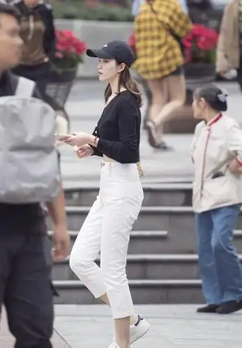 白色裤子穿出千万种风情,只需简单的搭配,就能穿出更多可能性