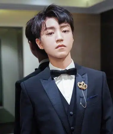 王俊凯米兰时装周创历史 王俊凯斜刘海短发发型不做大男孩