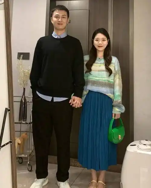 当158cm老婆和180cm老公同框,打扮甜美少女,越看越觉得般配_造型_比例