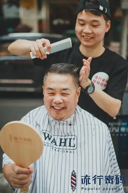 荆门街头免费剪头发-瞧-这哥们刚开始剪就喝起了酒-啥情况