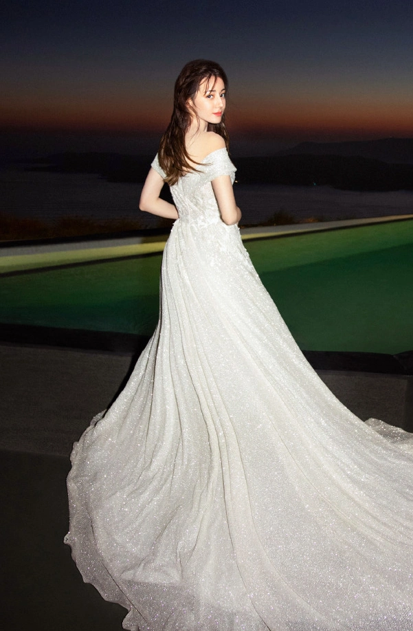 迪丽热巴婚纱写真公开这是画报活了比郭碧婷女神多了