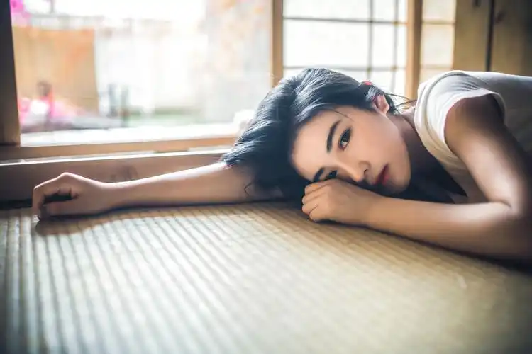 夏日美女吃西瓜高清电脑桌面壁纸高清大图预览2560x1600_美女壁纸下载