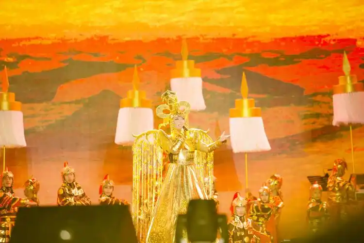 p>格格,原名蒙克其其格,8月1日出生于内蒙古乌兰布统大草原, a