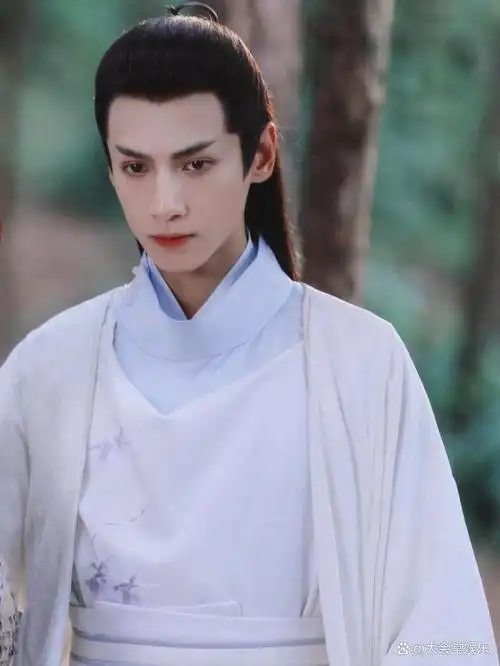 他也一举跃升古装男神行列,古装剧中的他仪态十足,有着高冷贵气的美男