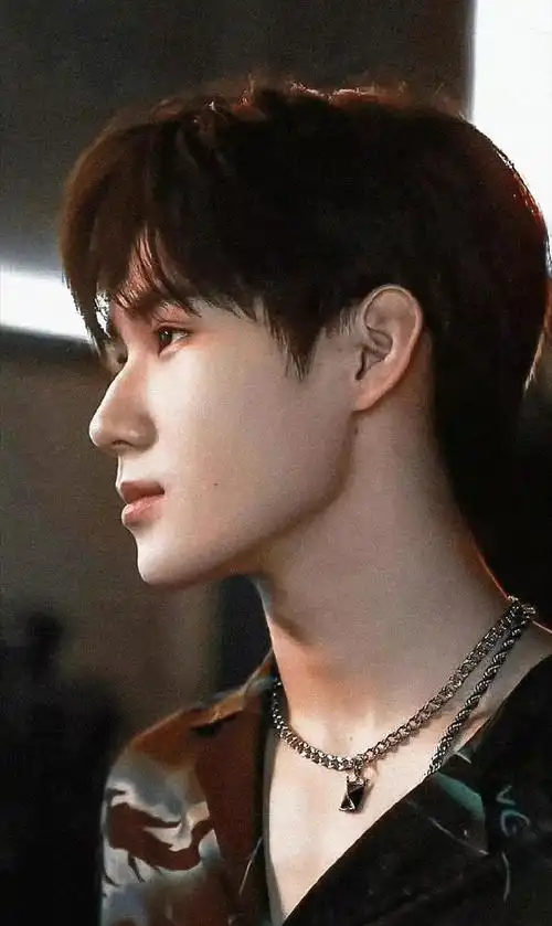 侧脸是3的形状#谁能拒绝张真源@时代少年团-张真源的侧颜呢,这完美的