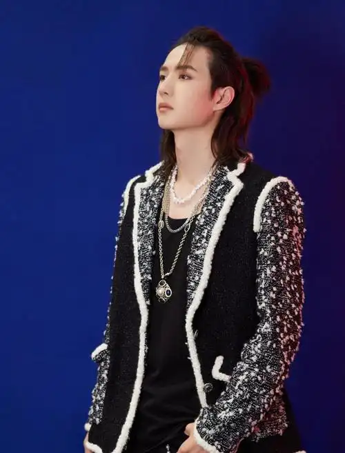 王一博扎丸子头搭配一套黑色造型水中热舞又全场骑摩托