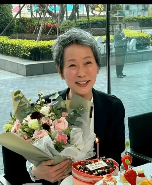 叶童满头白发令人心疼,老人打扮不伪装不装嫩,自然老去多真实啊_审美