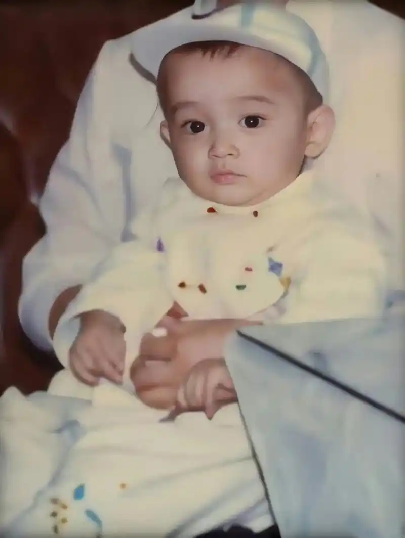 胡歌小时候.5月5胡歌女儿小茉莉百天宴,晒出伴手礼#胡歌 - 抖音