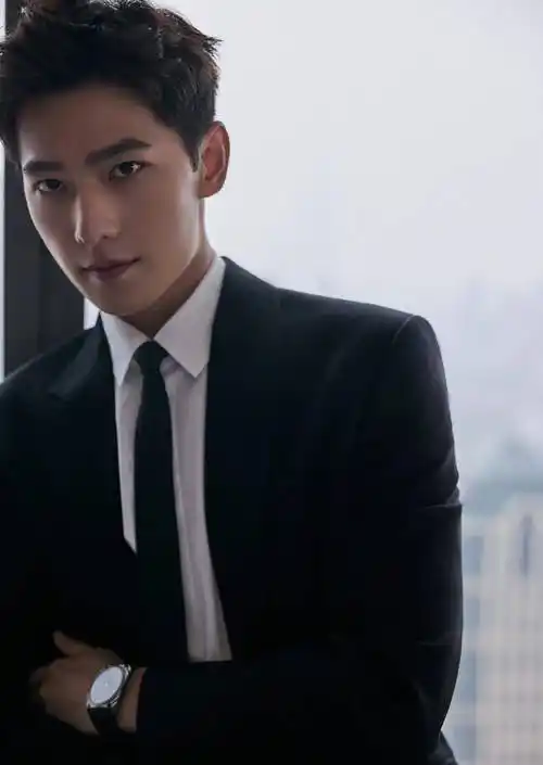 杨洋穿黑色西装参加活动好帅气,默认与王楚然街边热吻绯闻!