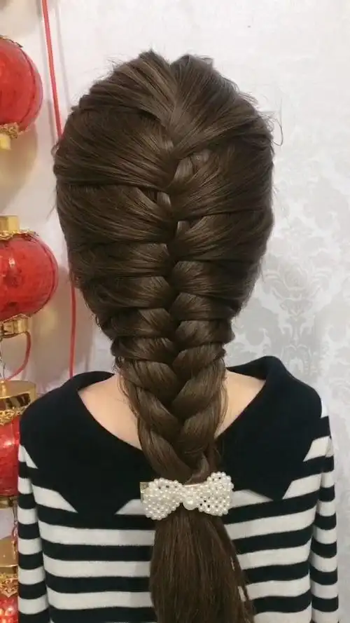 鱼骨辫编发教程来了,非常简单,这款发型特别显气质!