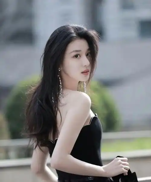 作为一位古灵精怪的演员,王楚然总是散发出一股令人惊喜的气质.