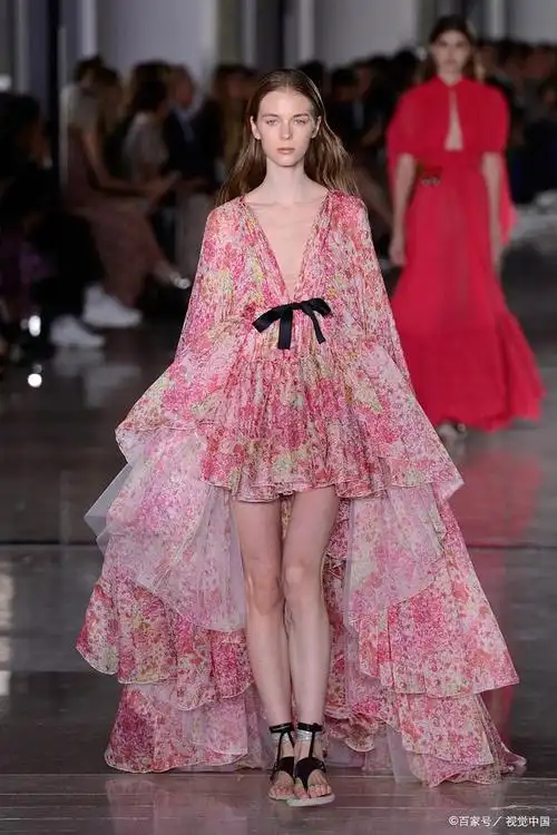 巴黎时装周是全球时尚界的一大盛事,每年吸引着众多设计师,时尚达人和