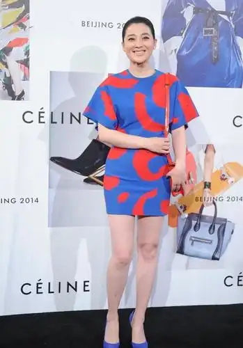 梅婷可是展示出了自己的真实年龄,这样的打扮真的是跪了,我惊了