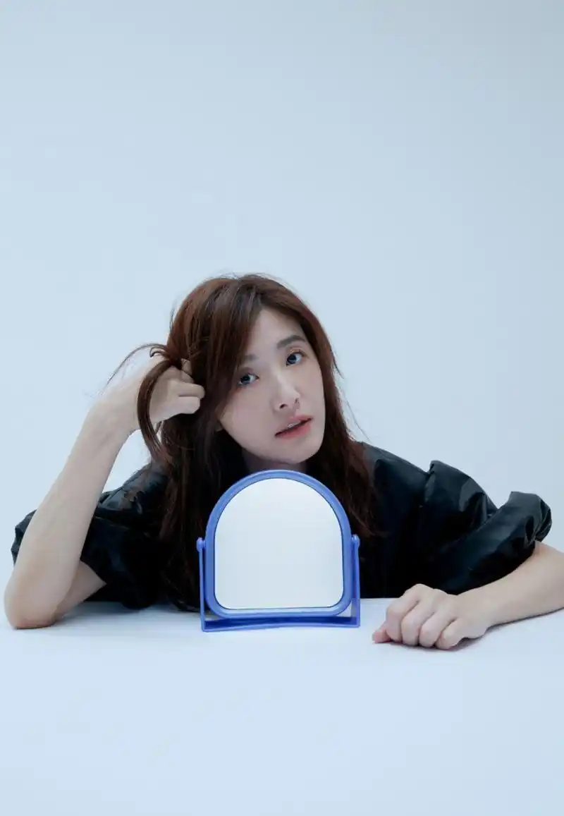 娱乐最前沿# #今日封面# 近日,苏慧伦推出全新专辑《面面》,专辑内页