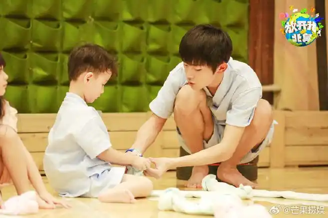 等我小了我也要千玺哥哥抱