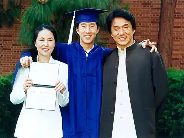 成龙夫妻合影好恩爱!林凤娇70岁依旧优雅迷人,还一顶一会穿!