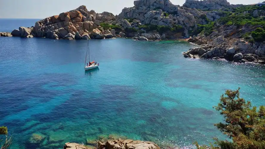 海岛 帆船 4k专区 4096x2649壁纸(风景静态壁纸) - 静态壁纸下载