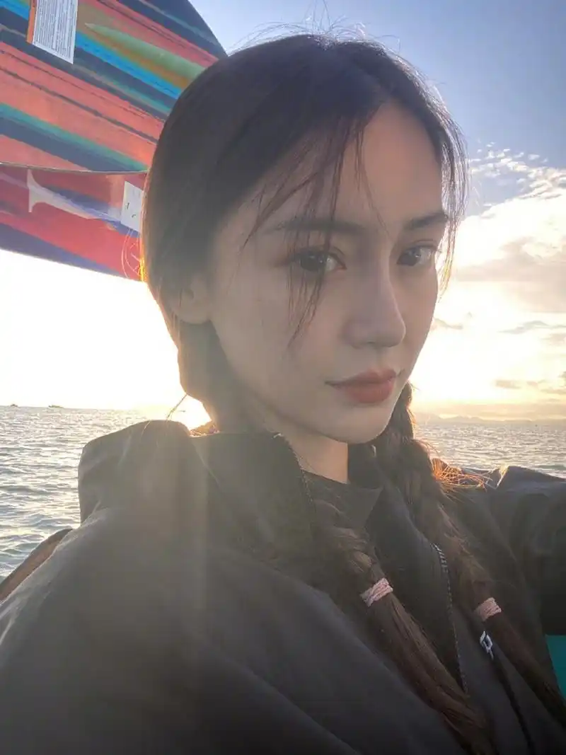 angelababy近距离怼脸自拍毫无压力,照片中看出她皮肤细致水嫩, 眼大