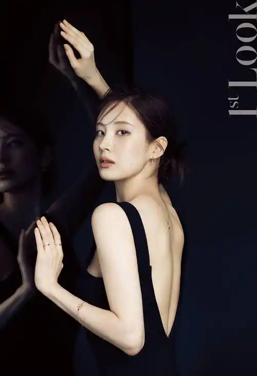 少女时代徐贤最新写真曝光 秀锁骨美背超优雅!