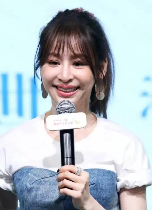 王心凌咋成这样了美人尖成双下巴厚嘴唇真抢镜但衣品太加分