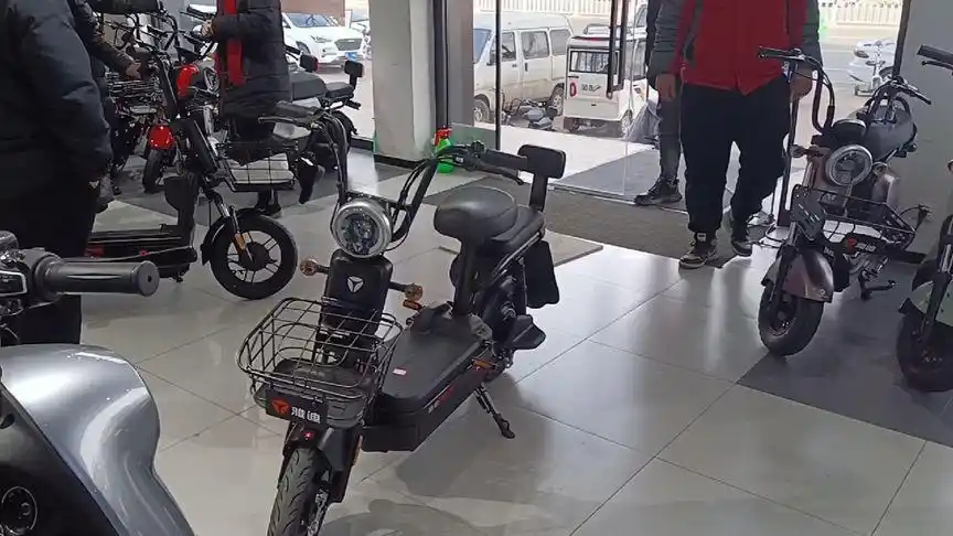 边跑边充电!雅迪冠能系列小金喜!2199走单!