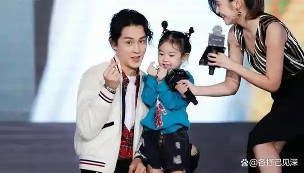 戚薇一家四口现身迪士尼游玩,lucky身高猛长颜值高