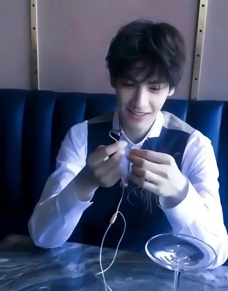 浅看一些女友视角.#罗云熙 #女友视角 #氛围感 #生活照  - 抖音