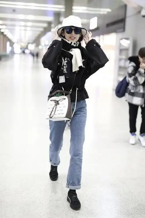 古力娜扎穿迷彩外套配牛仔裤走机场小白鞋时尚洋气气质非一般