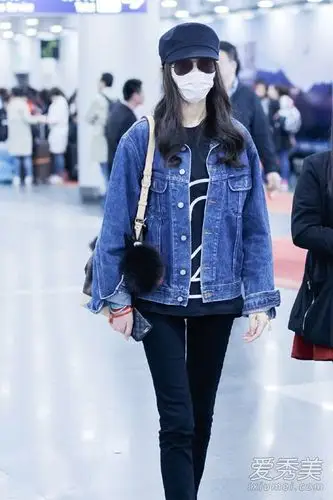 唐嫣最新机场街拍 今夏的牛仔单品被她承包了