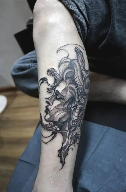 美杜莎纹身图片_腿部欧美写实纹身图案