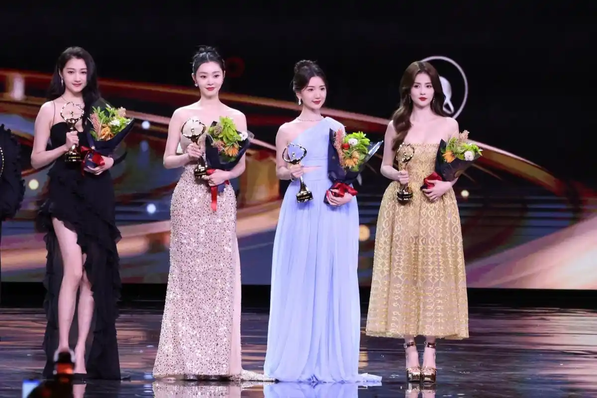 关晓彤和毛晓彤中间的宋轶,是不是颜值最高的[嘻嘻]?