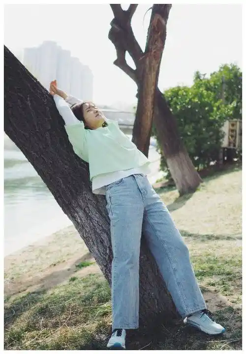 原创沈月靠树干凹造型穿绿色t恤配牛仔直筒裤网友相信她1米6