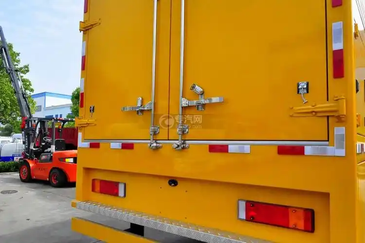 东风天龙电动后双桥厢式货车后门细节