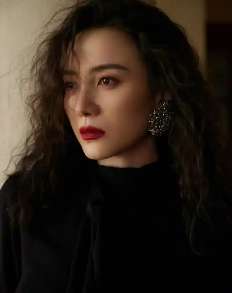 宋佳曝短发美照,惊艳年轻洋气,长发转瞬成陌生人